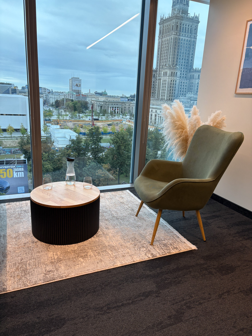 Geriffelter Couchtisch für eine Anwaltskanzlei in Warschau