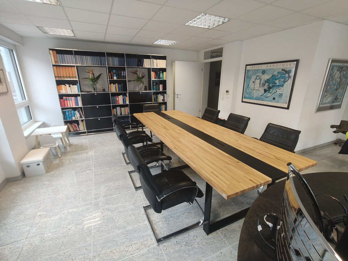 Stół konferencyjny dla kancelarii notarialnej w Neustadt an der Weinstrasse (Niemcy)