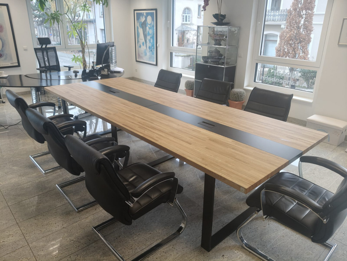 Stół konferencyjny dla kancelarii notarialnej w Neustadt an der Weinstrasse (Niemcy)