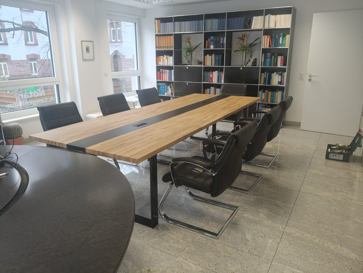 Stół konferencyjny dla kancelarii notarialnej w Neustadt an der Weinstrasse (Niemcy)