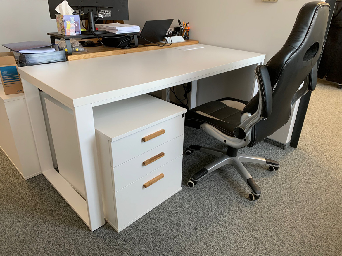 Einrichtung des Büros mit weißen Möbeln mit geräumigen Sockeln für das Unternehmen Bioceltix S.A.