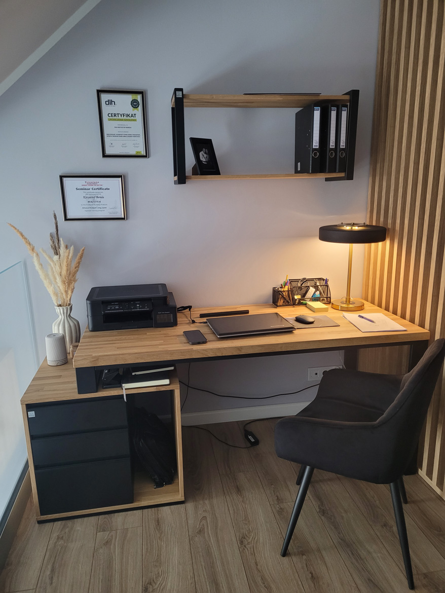 Schreibtisch mit Sockel und Wandregal für das Heimbüro von Frau Ewelina aus Warschau