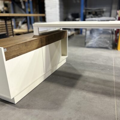 Moderner Schreibtisch mit Seitenpodest für Büro und Arbeitszimmer