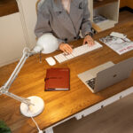 Bürotisch mit Holzplatte