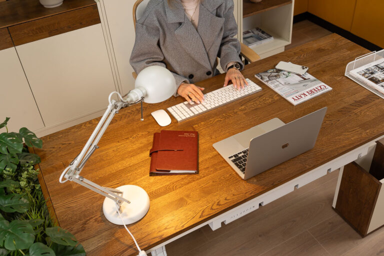 Bürotisch mit Holzplatte