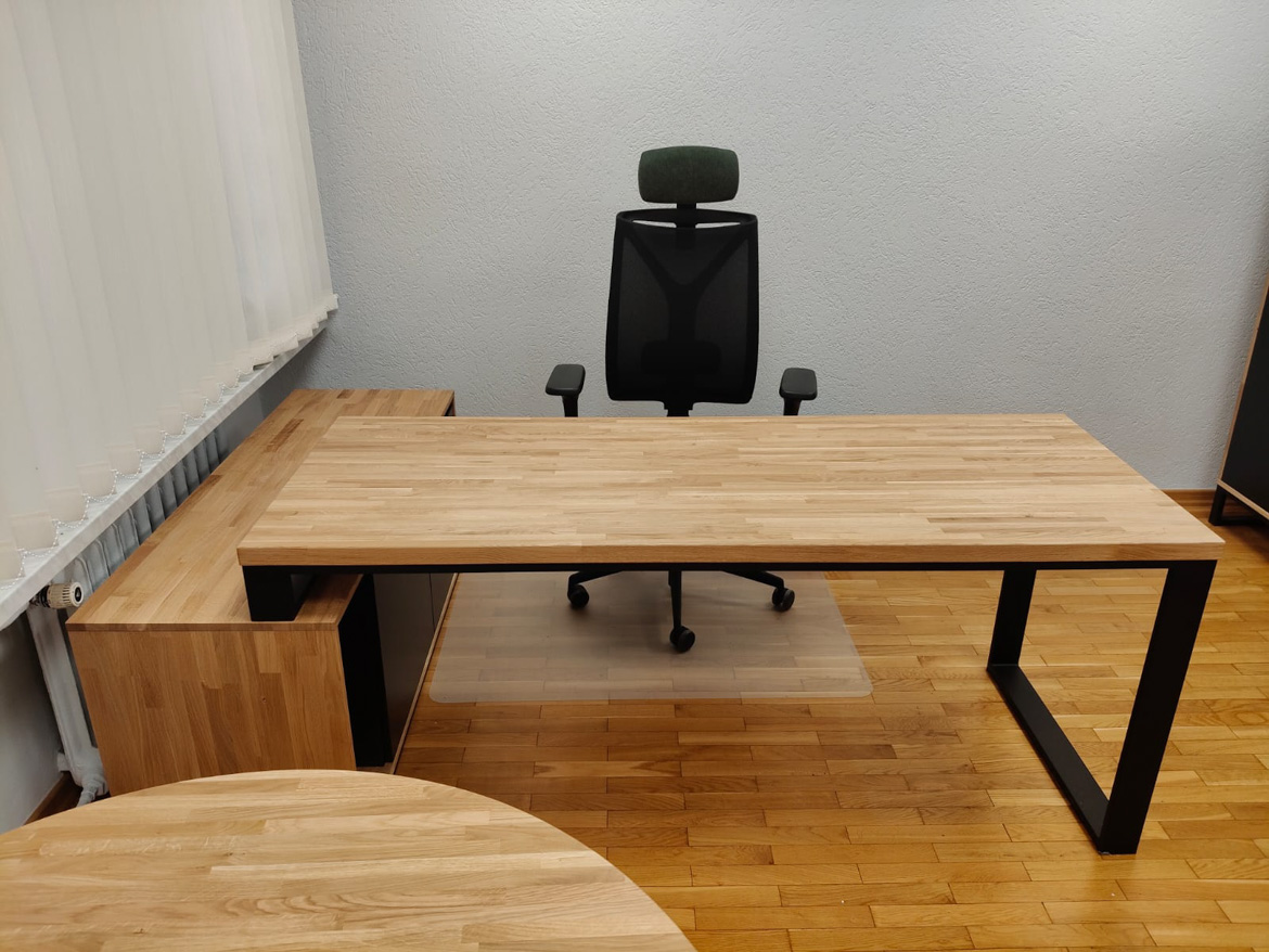 Eckschreibtisch mit großem Sockel für die Regionaldirektion der Staatswälder in Zielona Góra