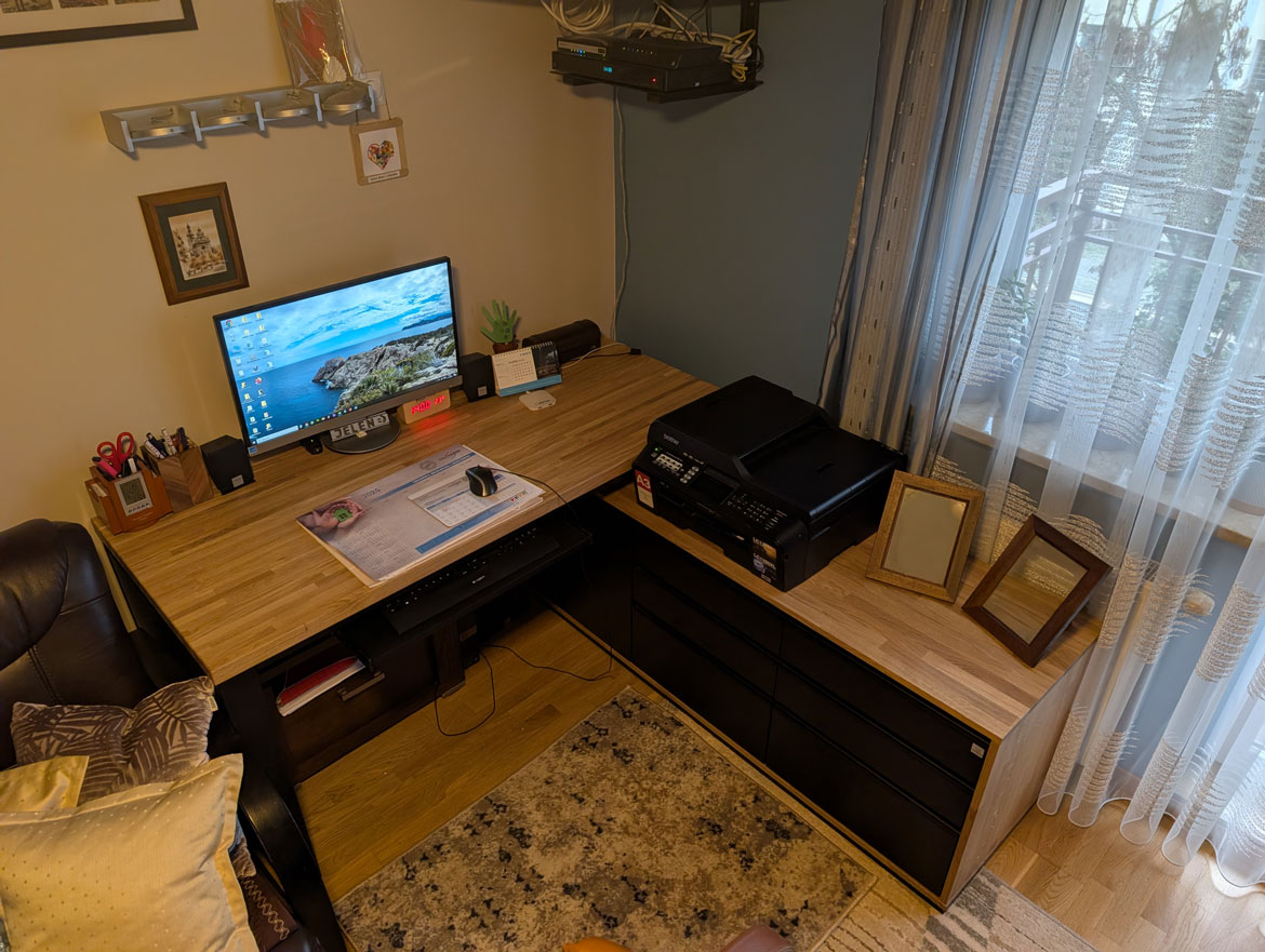 Eckschreibtisch mit vergrößertem Sockel für Herrn Eugene aus dem Bereich Maschinenbau