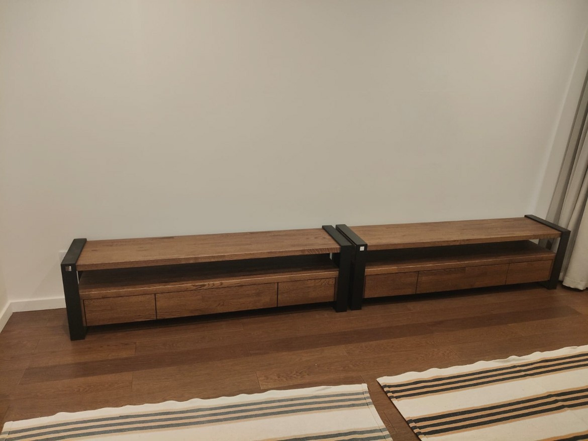 Zwei RTV-Schränke aus kubanischem Zigarrenholz für die Wohnung von Frau Lucyna in Lublin