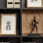 Schwarzes Bücherregal mit Holzmaserungselementen