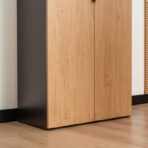 Büroschrank mit Metallgriff