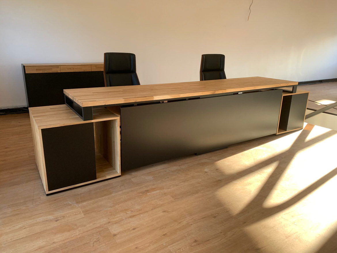 Drei Meter langer Doppelschreibtisch mit Rollcontainern für Köhnen-Kaffeesysteme in Essen, Deutschland