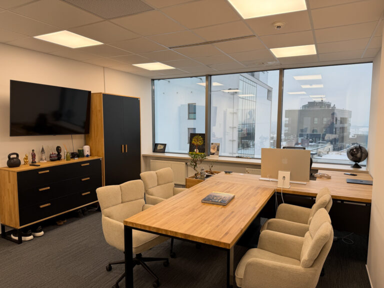 Ausstattung des Vorstandsbüros und des Besprechungsraums für Smart InTech sp. z o.o. in Warschau 