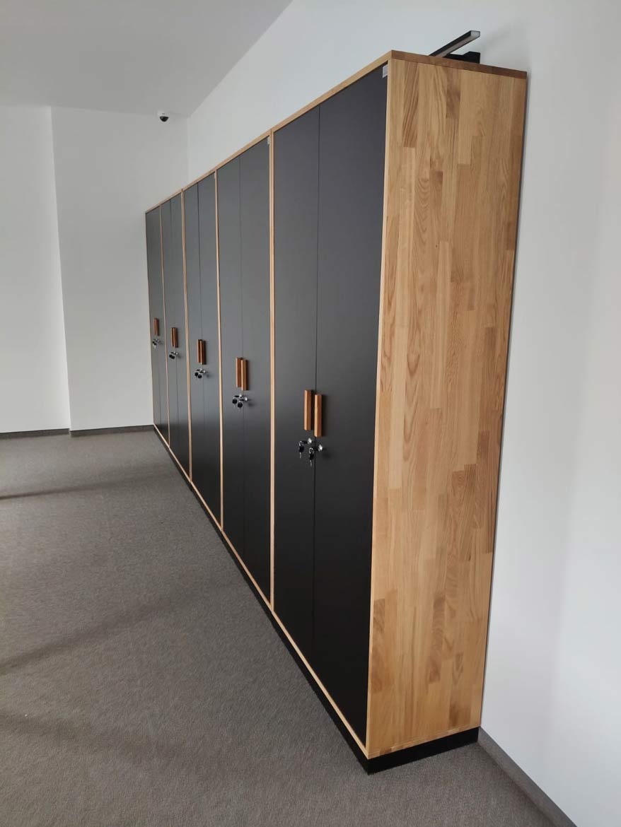 5-metrowy stół konferencyjny i zabudowa szaf dla Defero Sp. z o.o. w Sieradzu