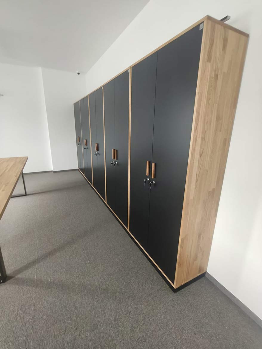 5-metrowy stół konferencyjny i zabudowa szaf dla Defero Sp. z o.o. w Sieradzu