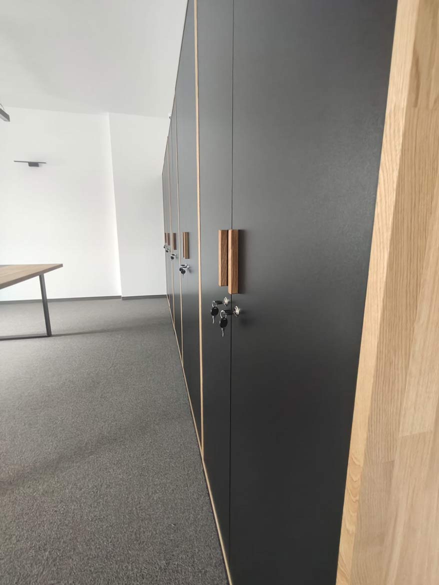 5-metrowy stół konferencyjny i zabudowa szaf dla Defero Sp. z o.o. w Sieradzu