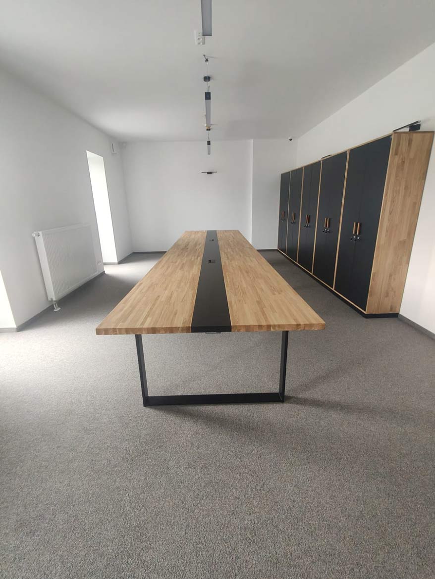 5-metrowy stół konferencyjny i zabudowa szaf dla Defero Sp. z o.o. w Sieradzu