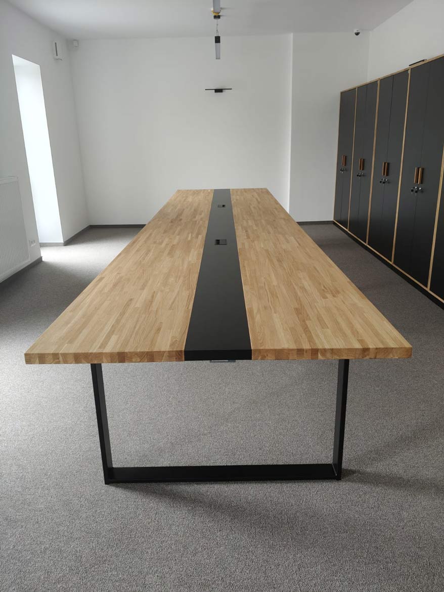 5-metrowy stół konferencyjny i zabudowa szaf dla Defero Sp. z o.o. w Sieradzu