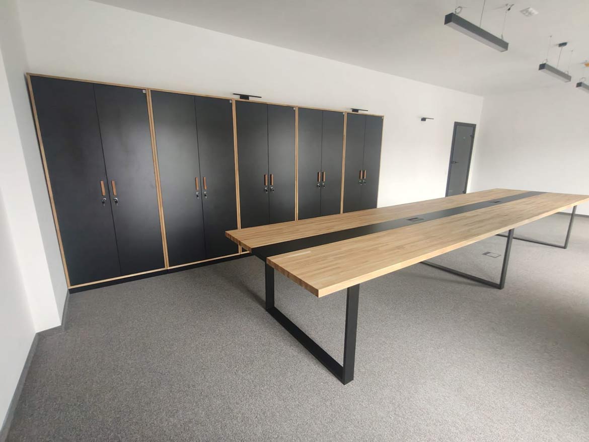 5-metrowy stół konferencyjny i zabudowa szaf dla Defero Sp. z o.o. w Sieradzu