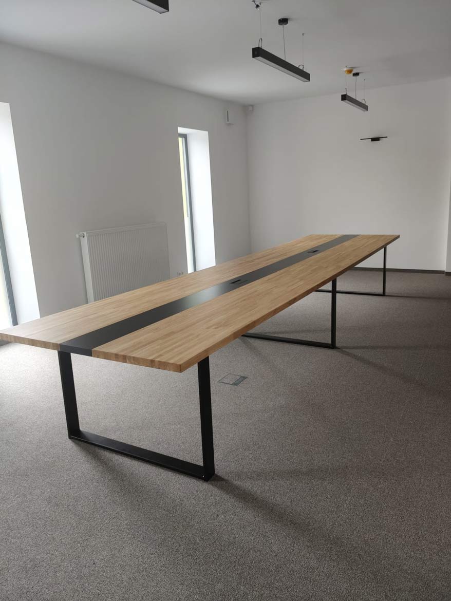 5-metrowy stół konferencyjny i zabudowa szaf dla Defero Sp. z o.o. w Sieradzu
