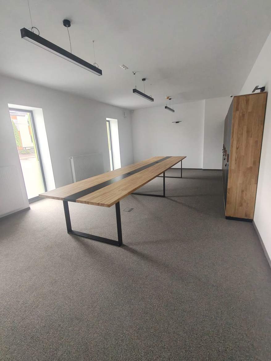 5-metrowy stół konferencyjny i zabudowa szaf dla Defero Sp. z o.o. w Sieradzu