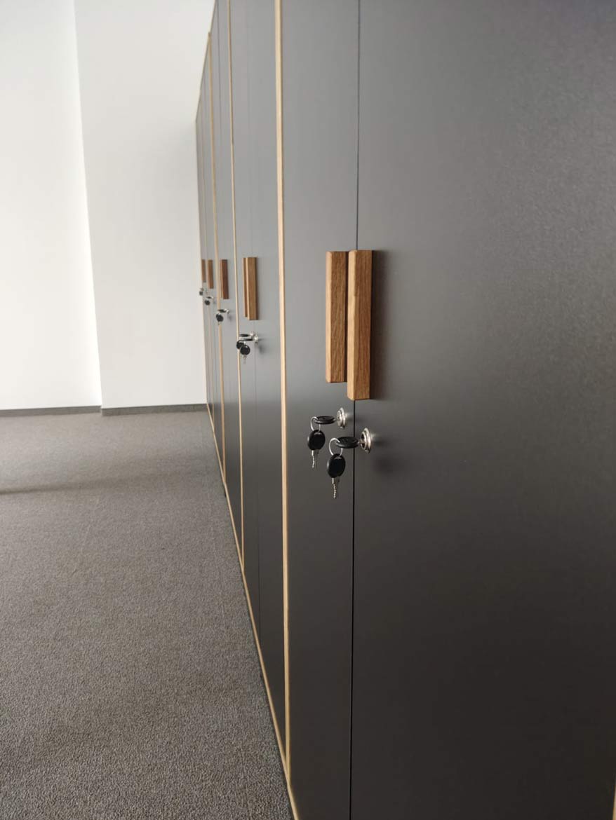 5-metrowy stół konferencyjny i zabudowa szaf dla Defero Sp. z o.o. w Sieradzu