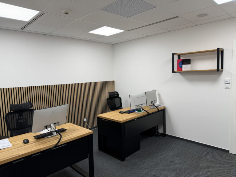 Schreibtische mit Rollcontainer und Wandregal für Büro Smart InTech Sp. z o.o.