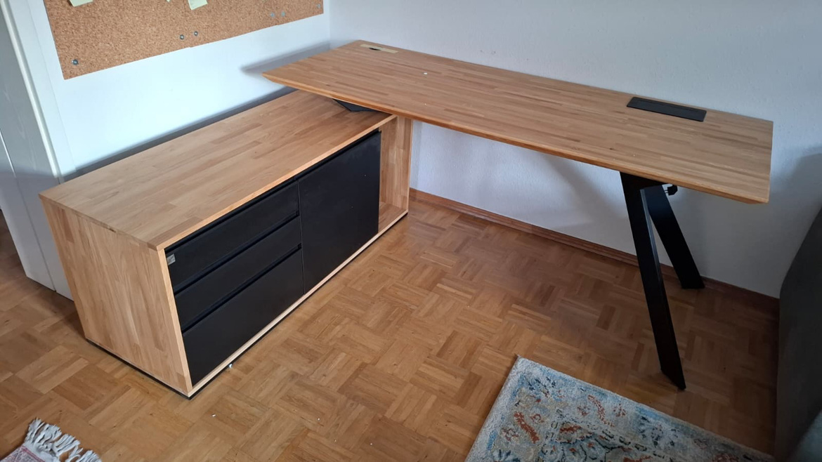 Eckschreibtisch auf schrägen Beinen für einen deutschen Kunden