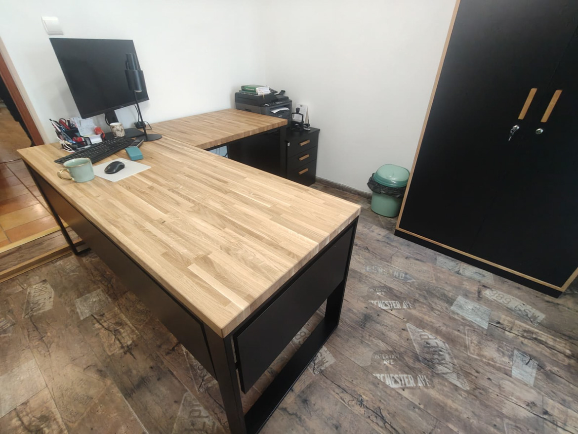 Biurko narożne z kontenerkiem i szafy biurowe dla Ośrodka Pomocy Społecznej w Górzycy