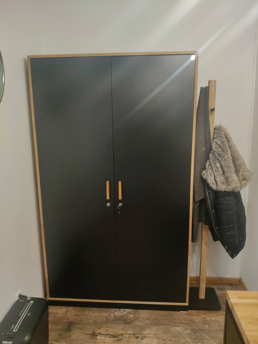 Biurko narożne z kontenerkiem i szafy biurowe dla Ośrodka Pomocy Społecznej w Górzycy