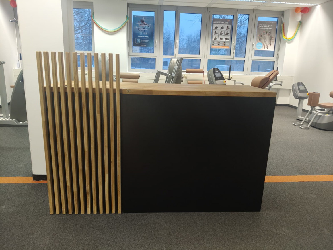 Rezeptionstheke mit Flossen für Ainex Fit & Gesund in Berlin
