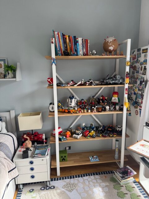 Weißes Bücherregal für ein Kinderzimmer in Warschau