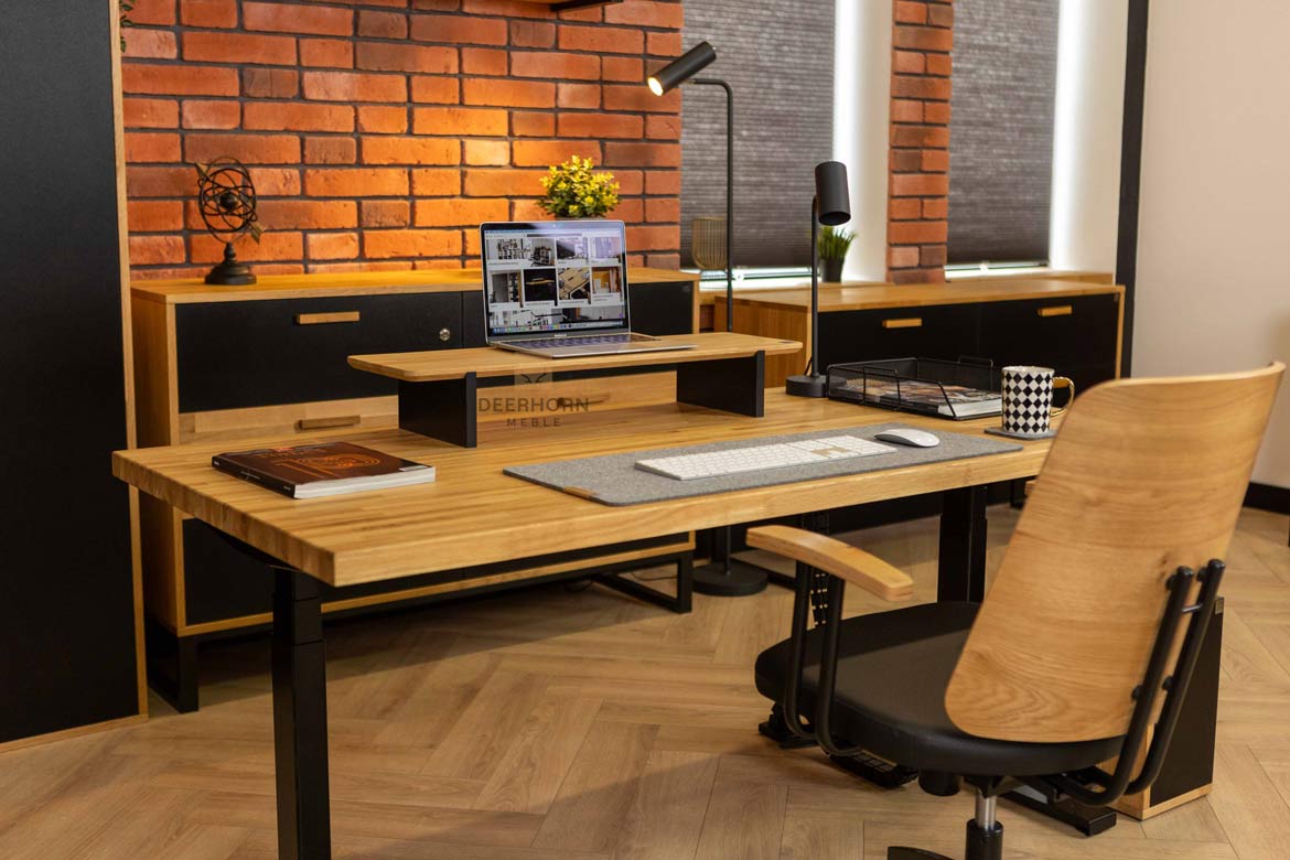 Biurko regulowane z blatem z naturalnego drewna