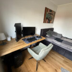 Schreibtisch mit elektrischer Höhenverstellung für ein Jugendzimmer in Poznań