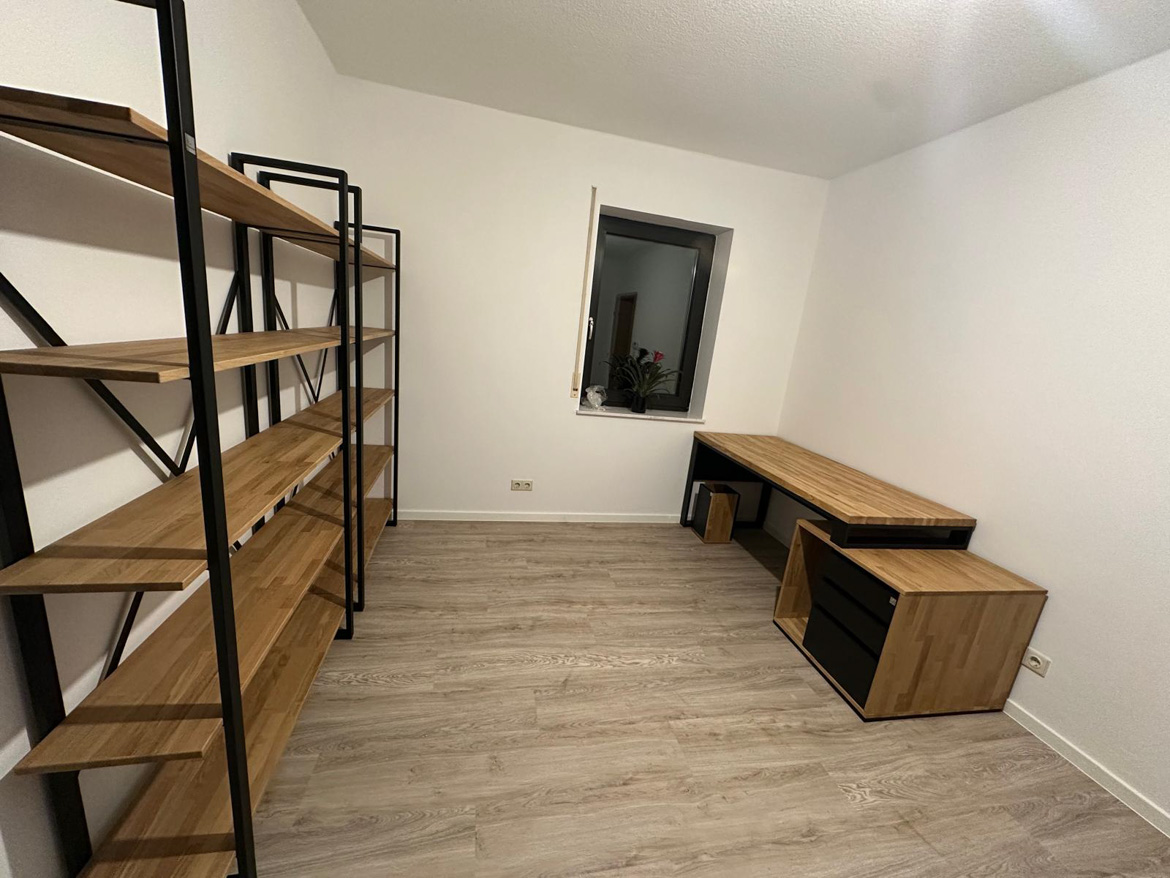 Büro mit Regalen und Schreibtisch für einen deutschen Kunden