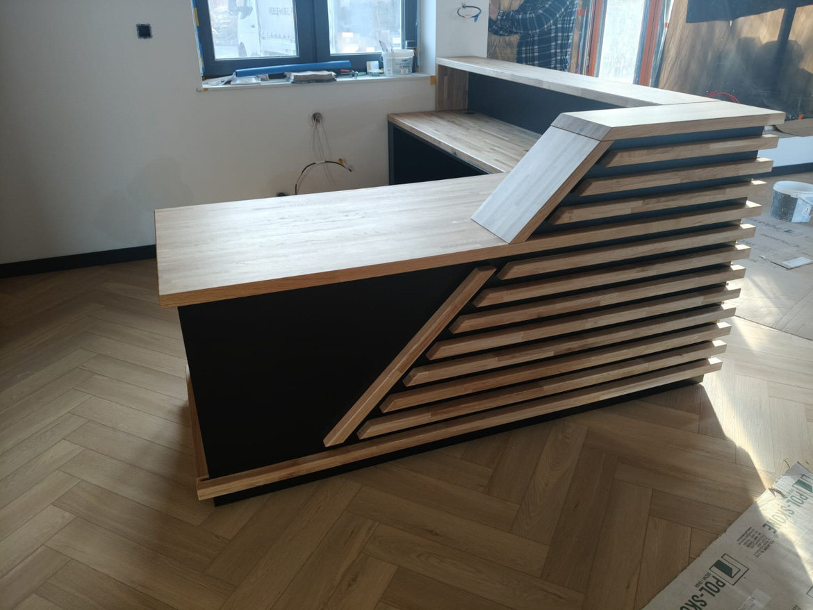 Lada recepcyjna z lamelami dla Green Petrol Sp. z o.o. w Wierzbicy