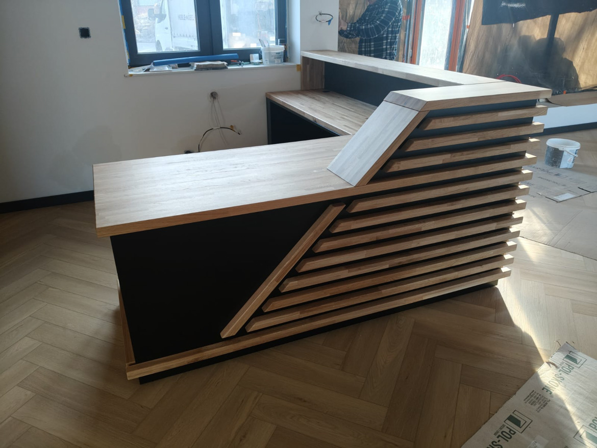 Lada recepcyjna z lamelami dla Green Petrol Sp. z o.o. w Wierzbicy