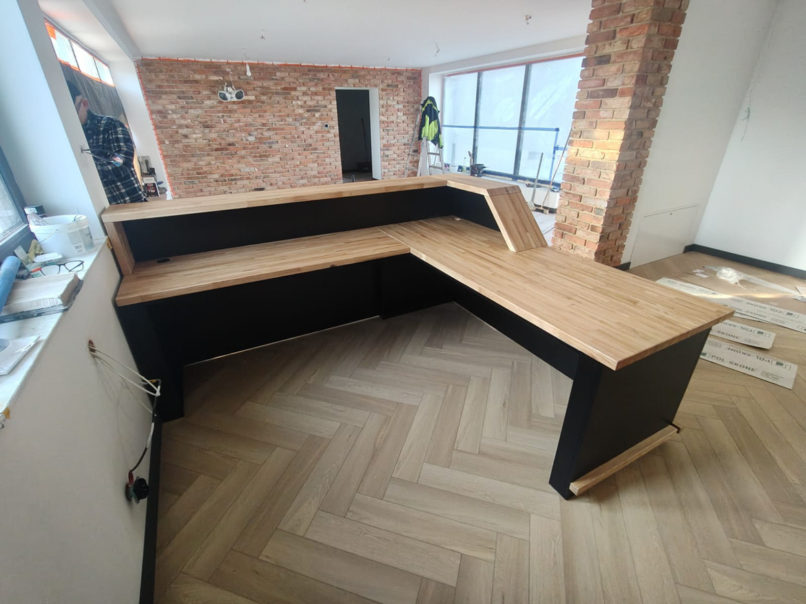 Lada recepcyjna z lamelami dla Green Petrol Sp. z o.o. w Wierzbicy