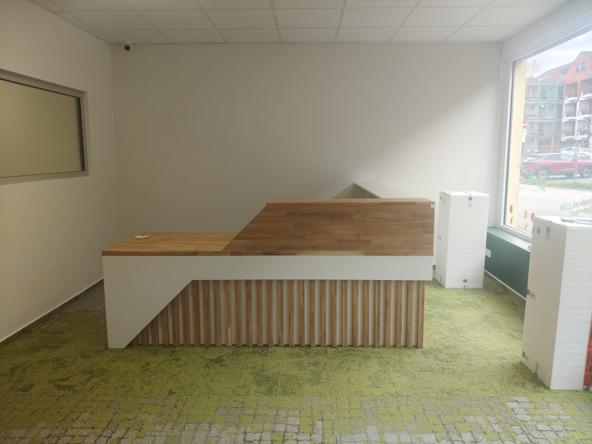 Laminierter Empfangstresen für ein Hörgerätegeschäft in Kirchheimbolanden (Deutschland)