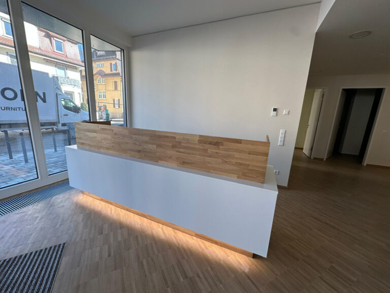 Empfangstresen aus der aktuellen Kollektion für ein Notariat in Deutschland