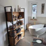 Deerhorn Bücherregal als Teil des Badezimmerdesigns für Frau Natalia in Gdansk, Polen