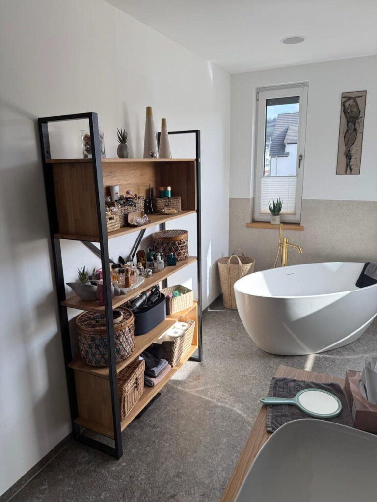 Deerhorn Bücherregal als Teil des Badezimmerdesigns für Frau Natalia in Gdansk, Polen