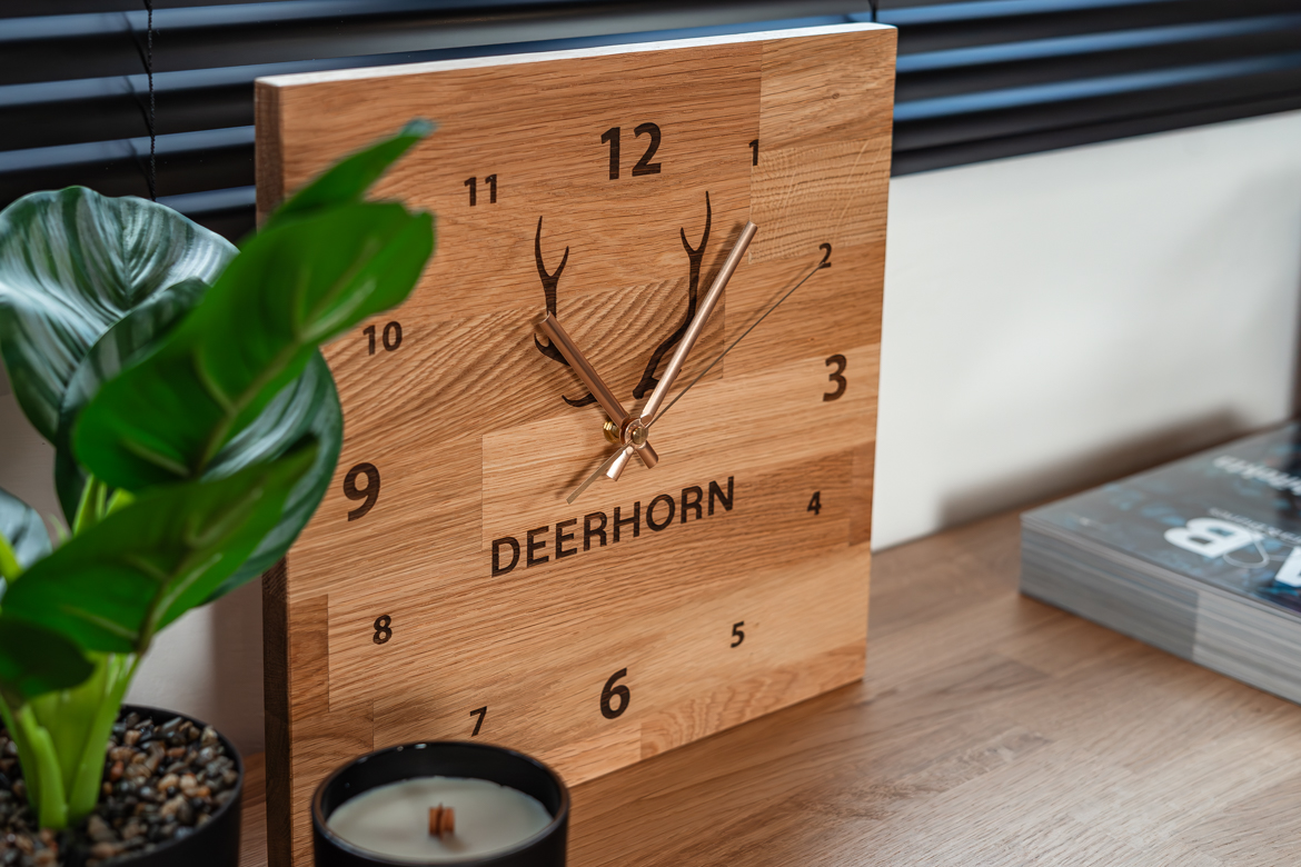 Uhr zum Aufstellen oder Aufhängen eine Uhr zum Aufstellen oder Aufhängen