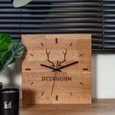 Uhr mit Gravur auf Holz