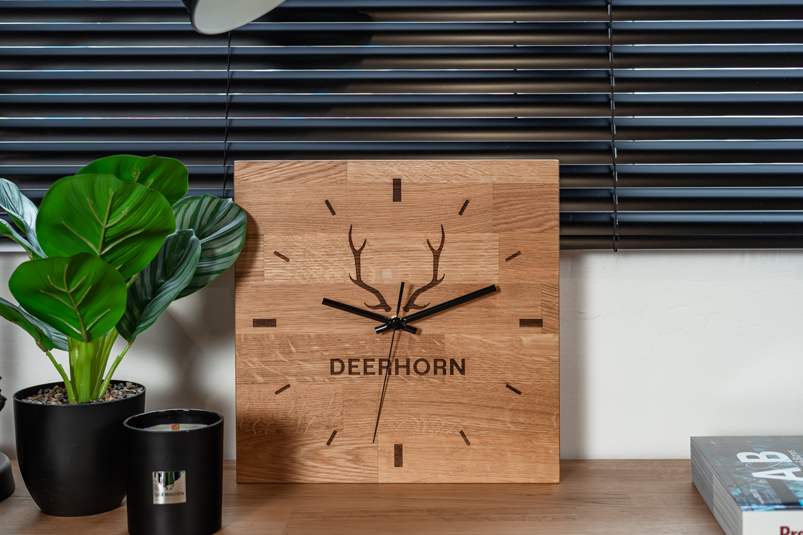 Uhr mit Gravur auf Holz Uhr mit Gravur auf Holz
