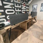 Schreibtische mit Containern für das Café Coffee and Sons in Lublin