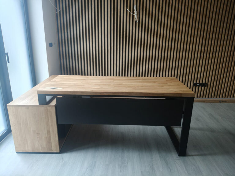 Bürotisch mit vergrößertem Sockel für die Arztpraxis in Legnica
