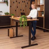 biurko do pracy przy komputerze z naturalnym dębowym blatem i ergonomicznym krzesłem