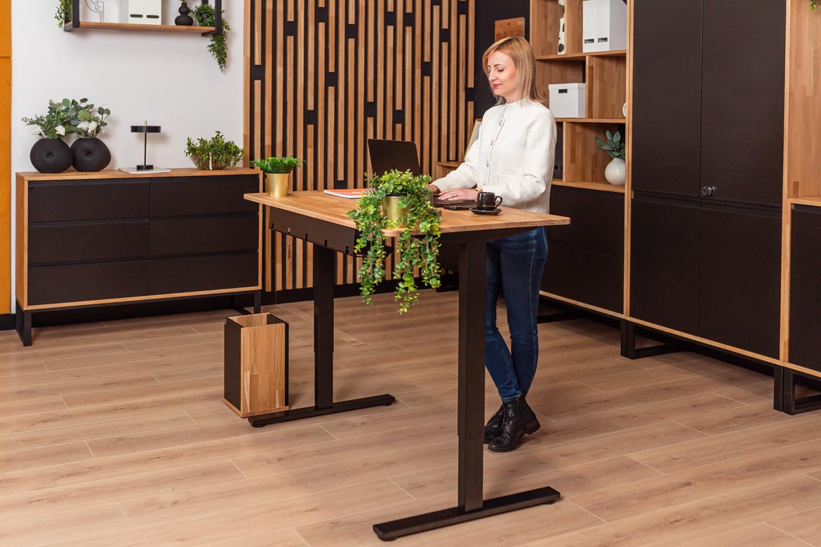 biurko-regulowane-praca-stojaca biurko do pracy przy komputerze z naturalnym dębowym blatem i ergonomicznym krzesłem