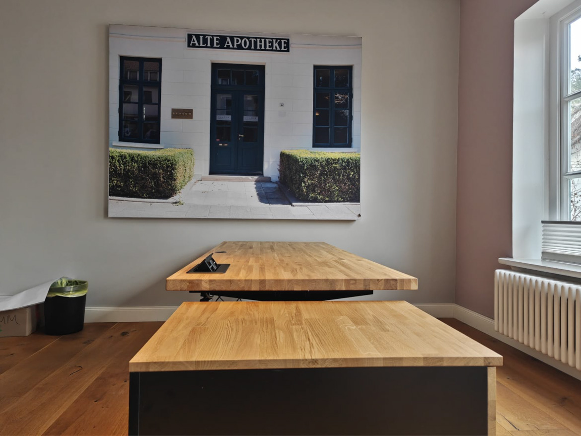 Regulierter Schreibtisch mit Sockel für die Anwaltskanzlei Ehlers und Schaefer Steuerberater in Bremen (Deutschland)