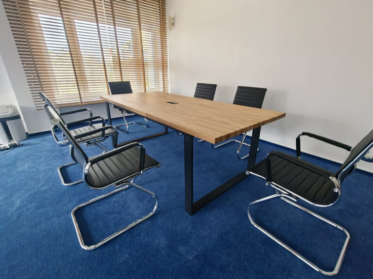 Konferenztisch für 6 Personen für das Büro eines der größten Kraftwerke in Polen